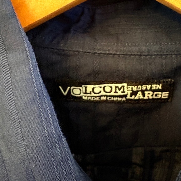 Men's Volcom Short-Sleeved Dress Shirt in Dark Navy - Size Large - Picture 3 of 5